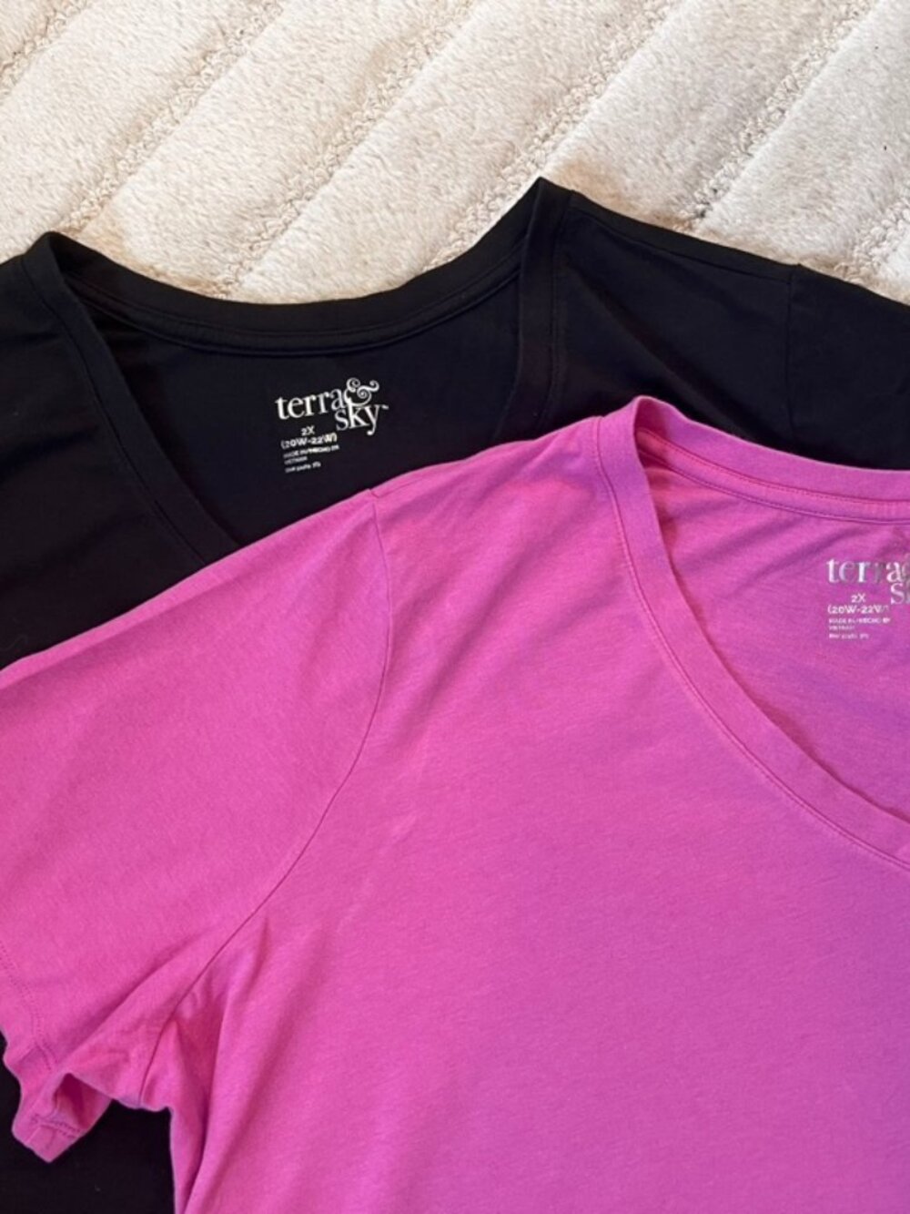 2 Tees! Size 2X Terra & Sky V-Neck SS - Picture 4 of 5